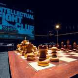 La scacchiera all'interno del ring: nel chessboxing gli sfidanti si fronteggiano in 11 riprese, sei di scacchi e cinque di pugilato

